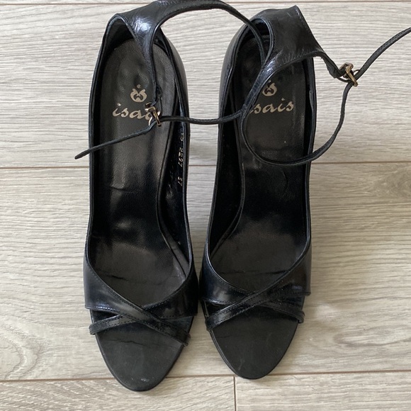 Black leather open toe heels for holiday outfit - Picture 3 of 7